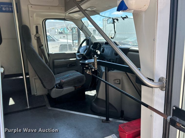 image for item EK8156 2017 Ford E450 Super Duty shuttle bus