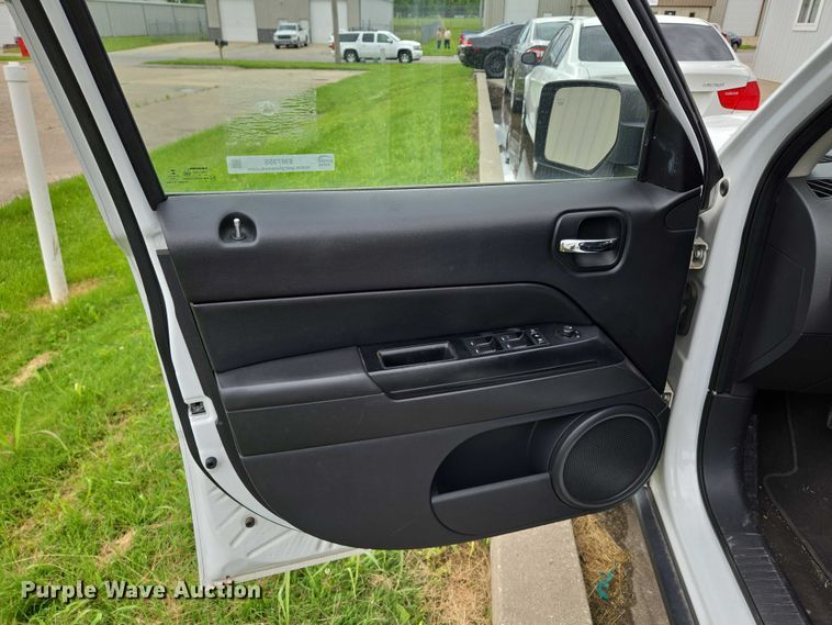 image for item EM7355 2015 Jeep Patriot SUV