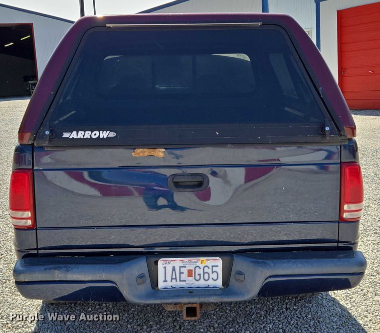 image for item EM7377 2003 Dodge Dakota Quad Cab pickup truck