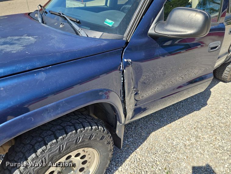 image for item EM7377 2003 Dodge Dakota Quad Cab pickup truck