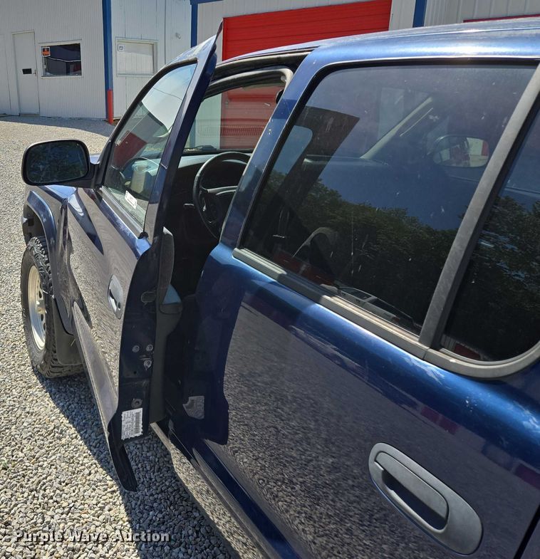 image for item EM7377 2003 Dodge Dakota Quad Cab pickup truck