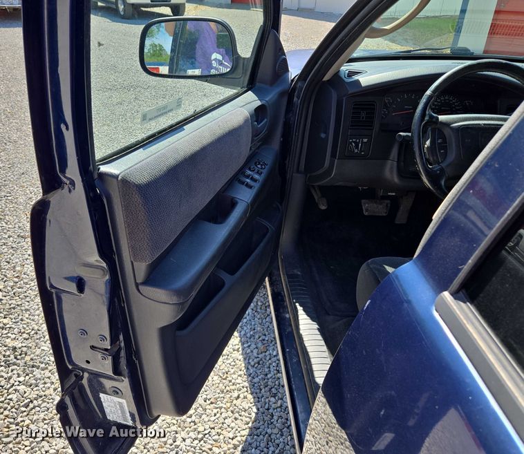image for item EM7377 2003 Dodge Dakota Quad Cab pickup truck