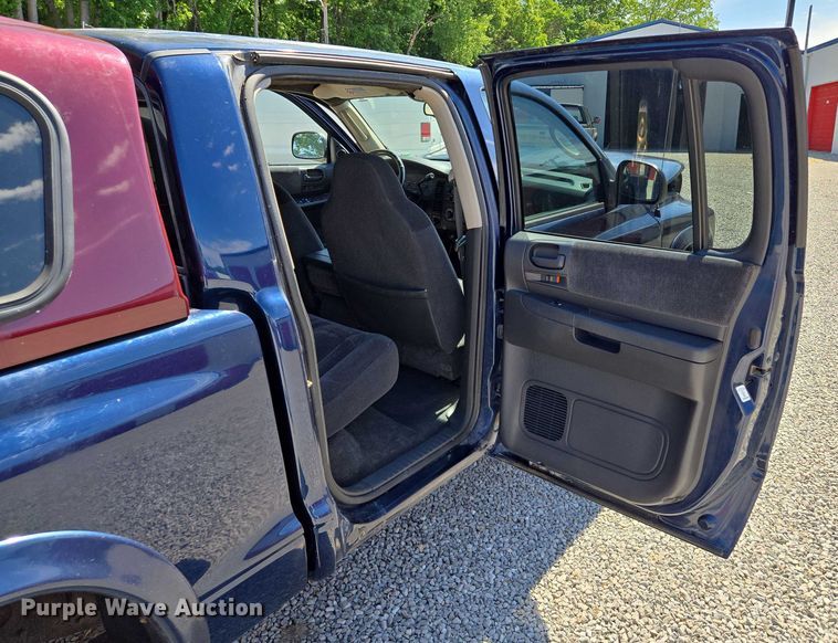 image for item EM7377 2003 Dodge Dakota Quad Cab pickup truck