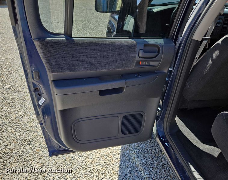 image for item EM7377 2003 Dodge Dakota Quad Cab pickup truck