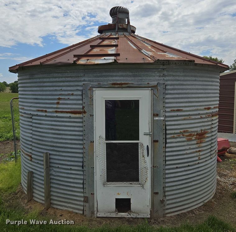 image for item EM7380 Chicken coop