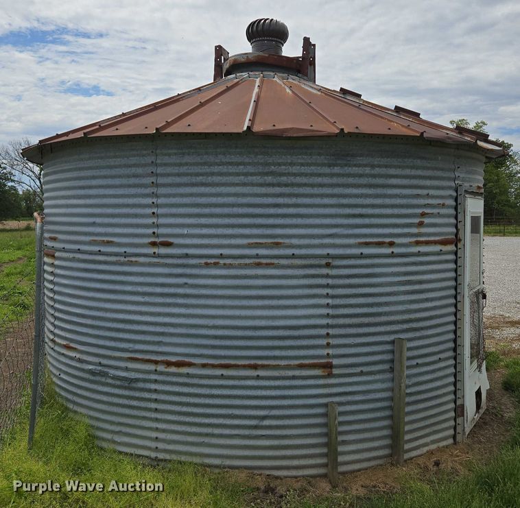 image for item EM7380 Chicken coop
