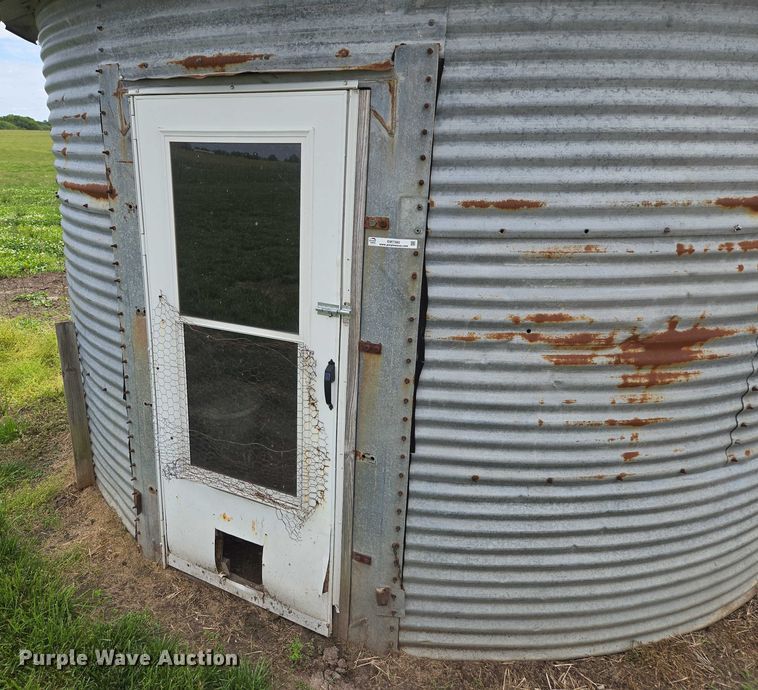 image for item EM7380 Chicken coop