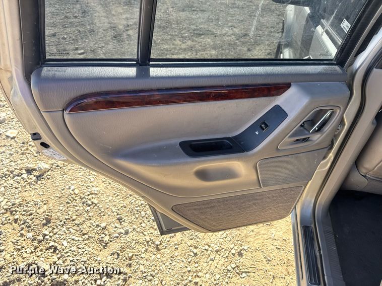 image for item EN4555 2000 Jeep Grand Cherokee Limited SUV