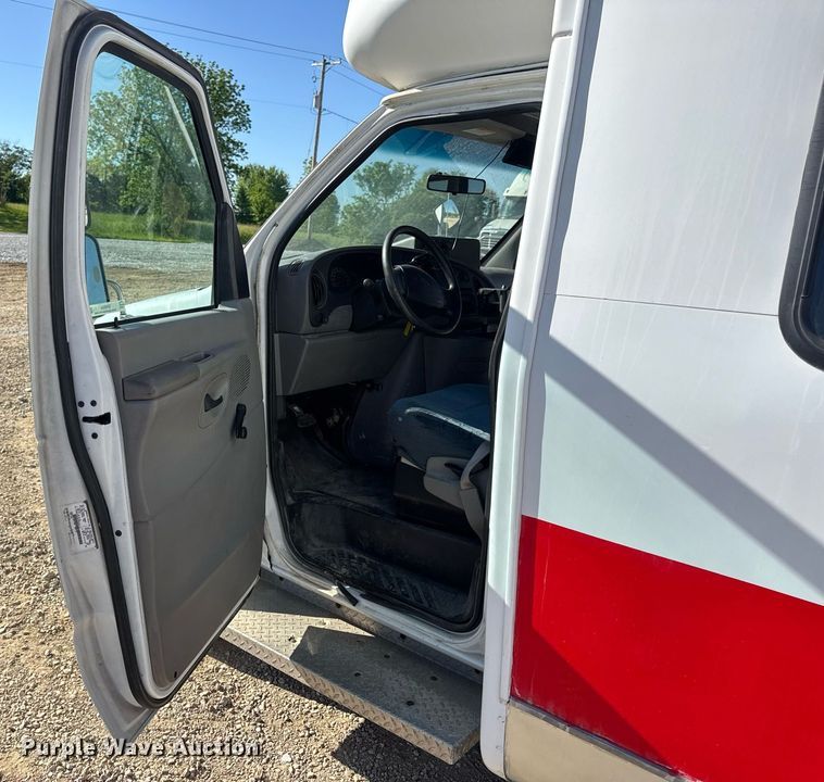 image for item EN4556 1997 Ford E450 Super Duty shuttle bus