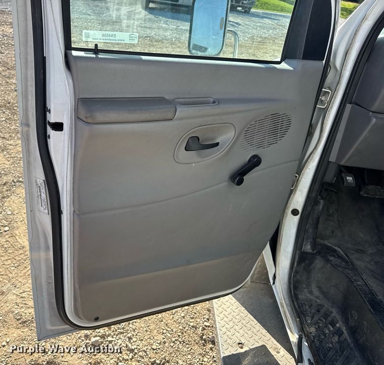 image for item EN4556 1997 Ford E450 Super Duty shuttle bus