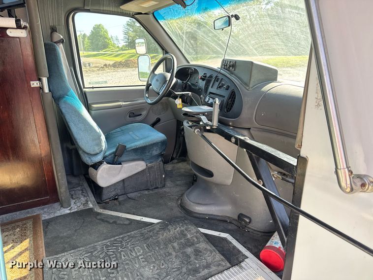 image for item EN4556 1997 Ford E450 Super Duty shuttle bus