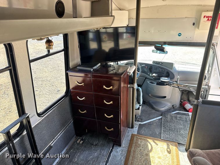 image for item EN4556 1997 Ford E450 Super Duty shuttle bus