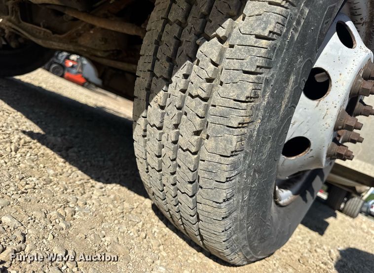 image for item EN4556 1997 Ford E450 Super Duty shuttle bus