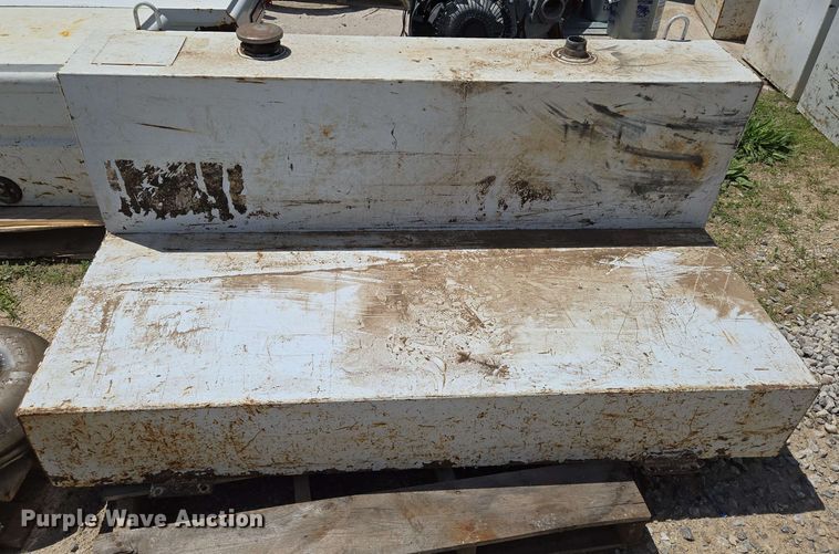 image for item EO0789 (2) fuel tanks