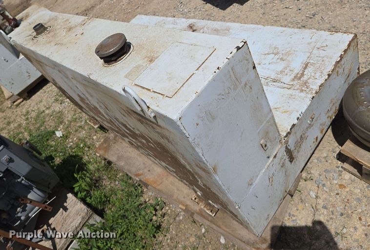 image for item EO0789 (2) fuel tanks