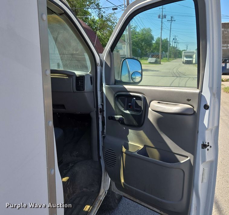 image for item EO0810 1997 Chevrolet  Express G3500 delivery van