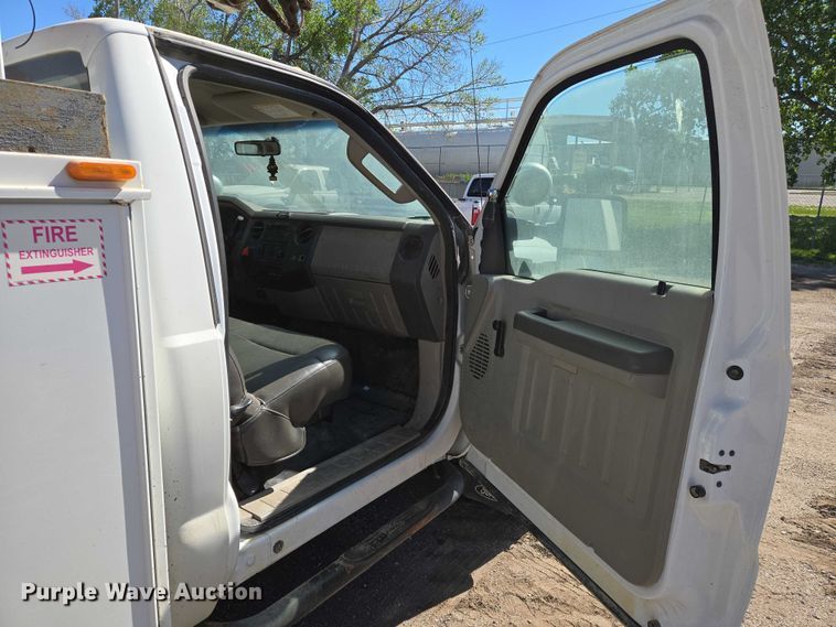 image for item EO0825 2009 Ford F550 Super Duty XL bucket truck