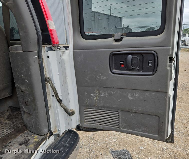 image for item EO0940 2016 Chevrolet Express 3500 van