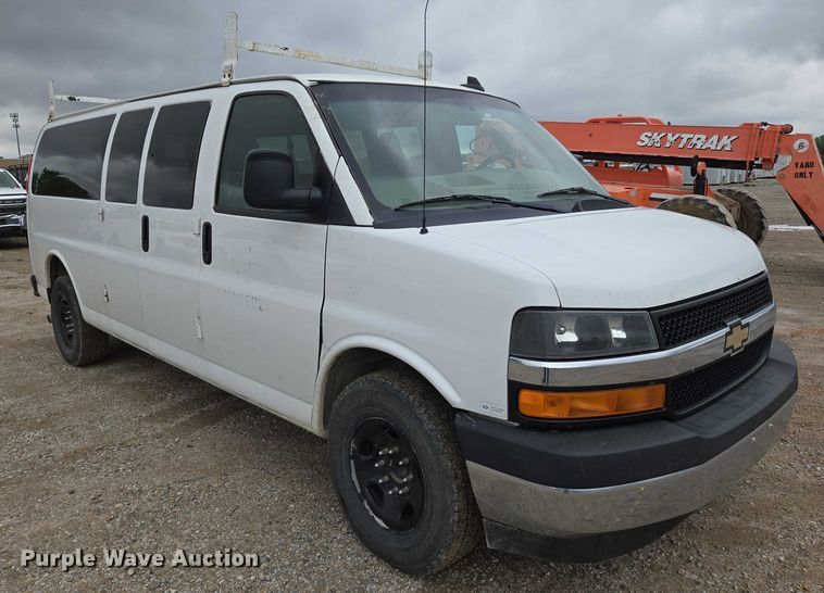 image for item EO0942 2017 Chevrolet Express 3500 van