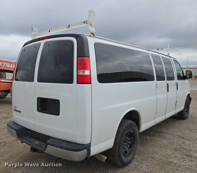 image for item EO0942 2017 Chevrolet Express 3500 van