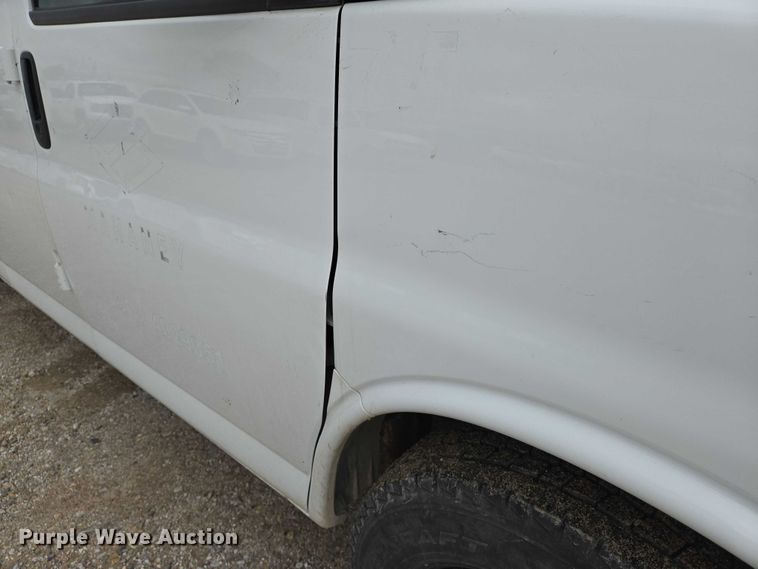 image for item EO0942 2017 Chevrolet Express 3500 van
