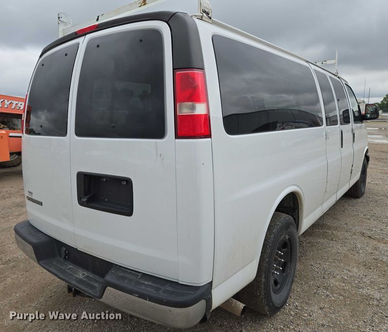 image for item EO0942 2017 Chevrolet Express 3500 van