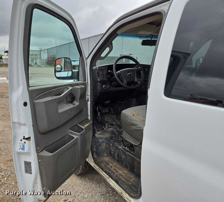 image for item EO0942 2017 Chevrolet Express 3500 van