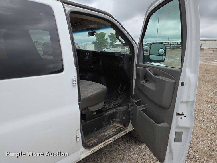 image for item EO0942 2017 Chevrolet Express 3500 van