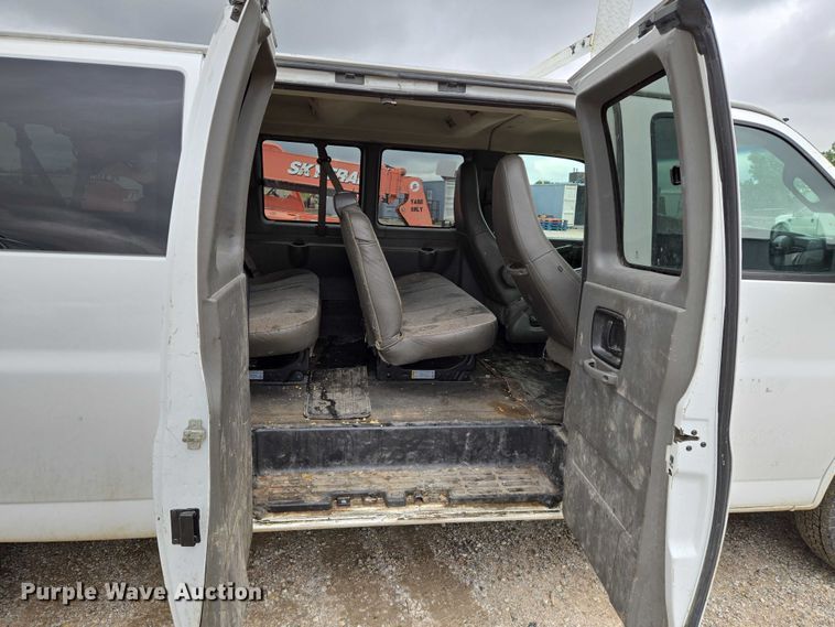 image for item EO0942 2017 Chevrolet Express 3500 van