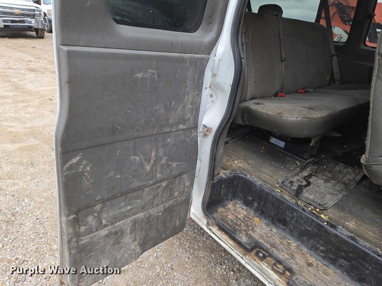 image for item EO0942 2017 Chevrolet Express 3500 van