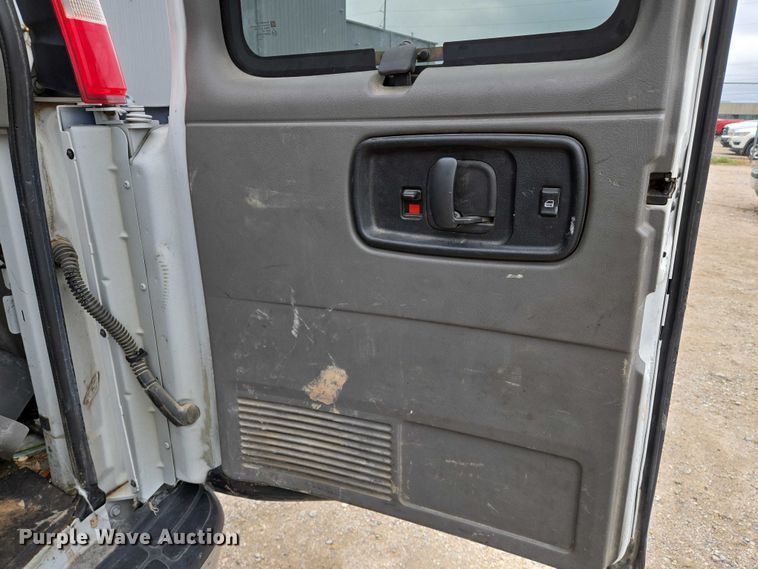 image for item EO0942 2017 Chevrolet Express 3500 van