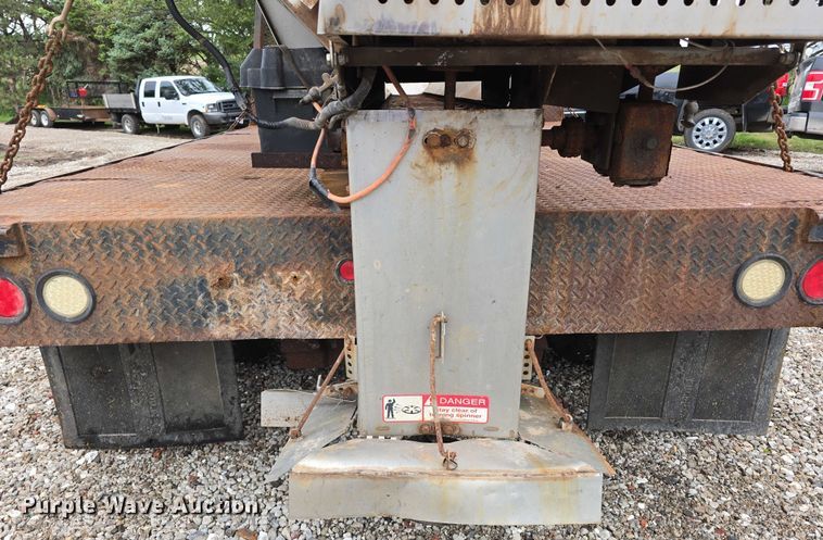 image for item EO1006 2001 Ford F450 Super Duty flatbed truck