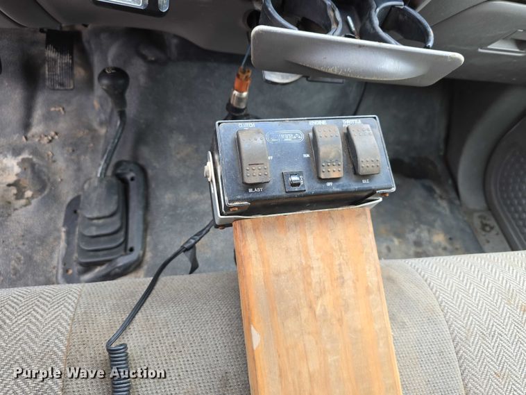 image for item EO1006 2001 Ford F450 Super Duty flatbed truck