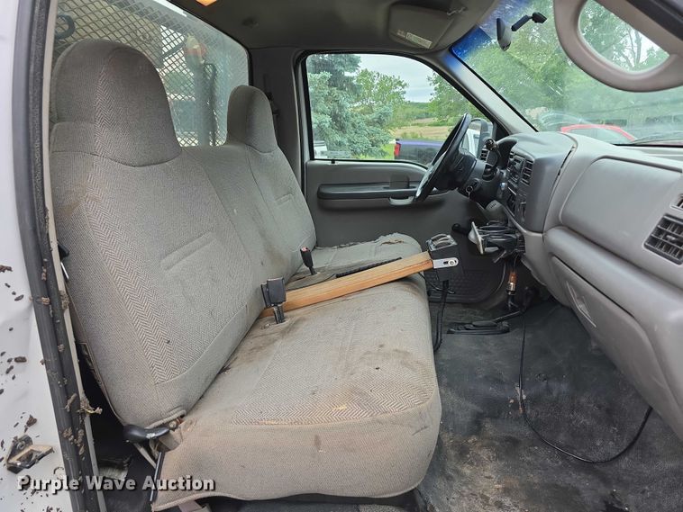 image for item EO1006 2001 Ford F450 Super Duty flatbed truck