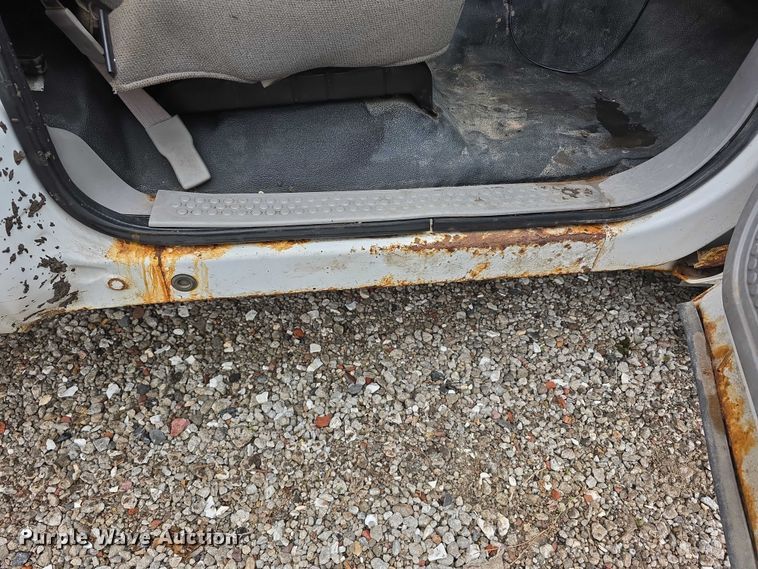 image for item EO1006 2001 Ford F450 Super Duty flatbed truck