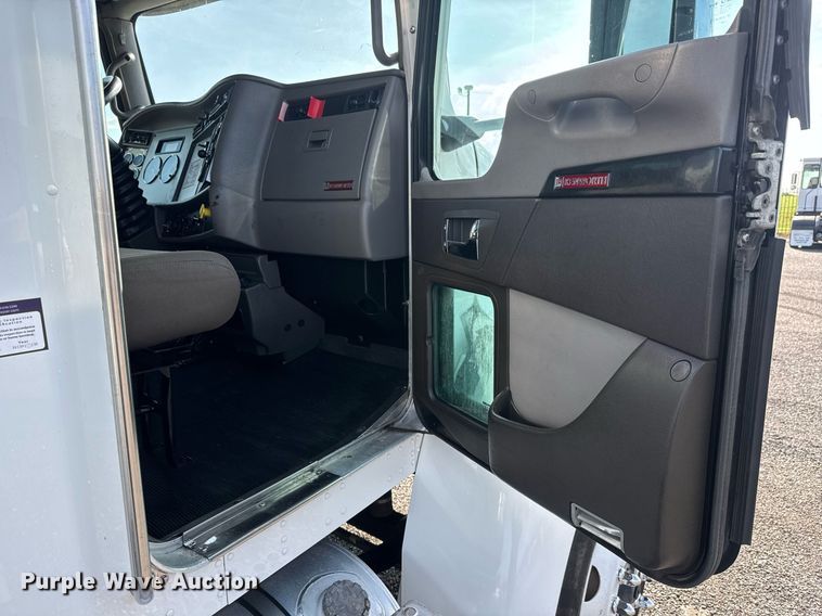 image for item EQ1452 2015 Kenworth T370 box truck