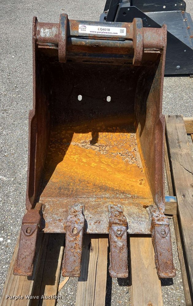 image for item EQ4018 Bobcat MX4T excavator bucket