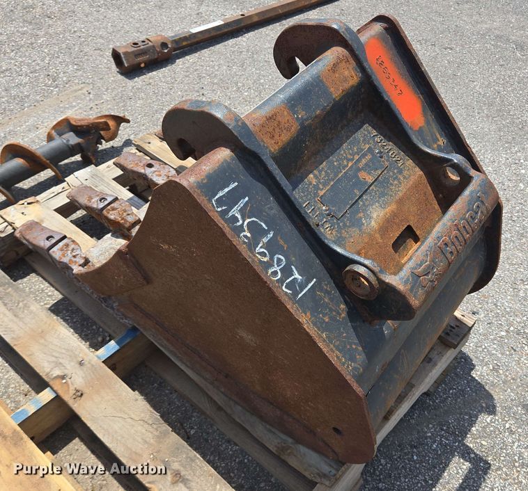 image for item EQ4018 Bobcat MX4T excavator bucket