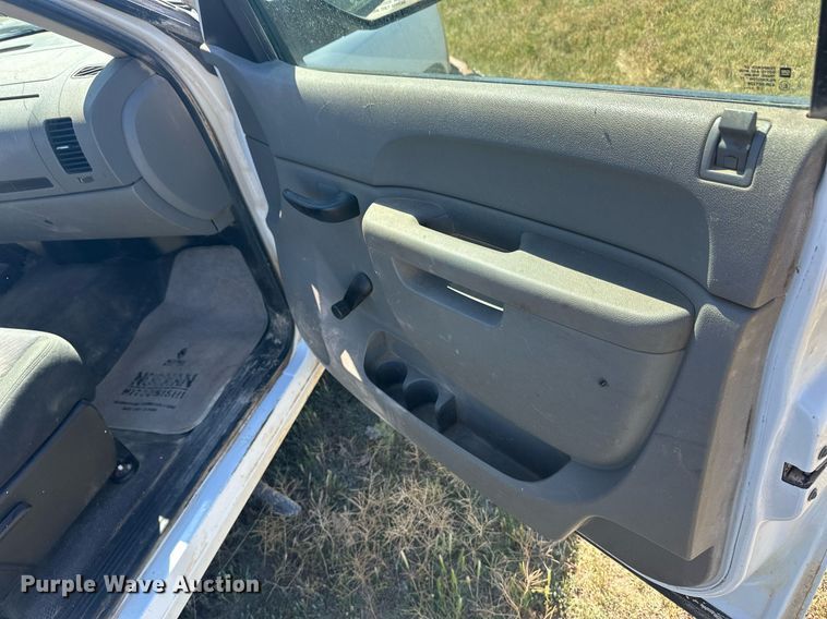 image for item EQ4765 2011 Chevrolet Silverado 2500HD pickup truck