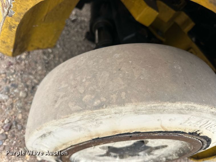 image for item EQ4795 Yale GLC040VXNDAE083 forklift