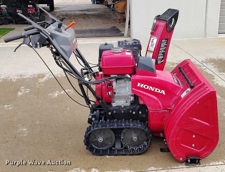 image for item IP9599 Honda HSS1332AAT   tracked snow blower