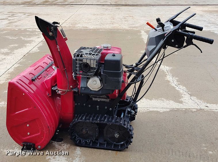 image for item IP9599 Honda HSS1332AAT   tracked snow blower