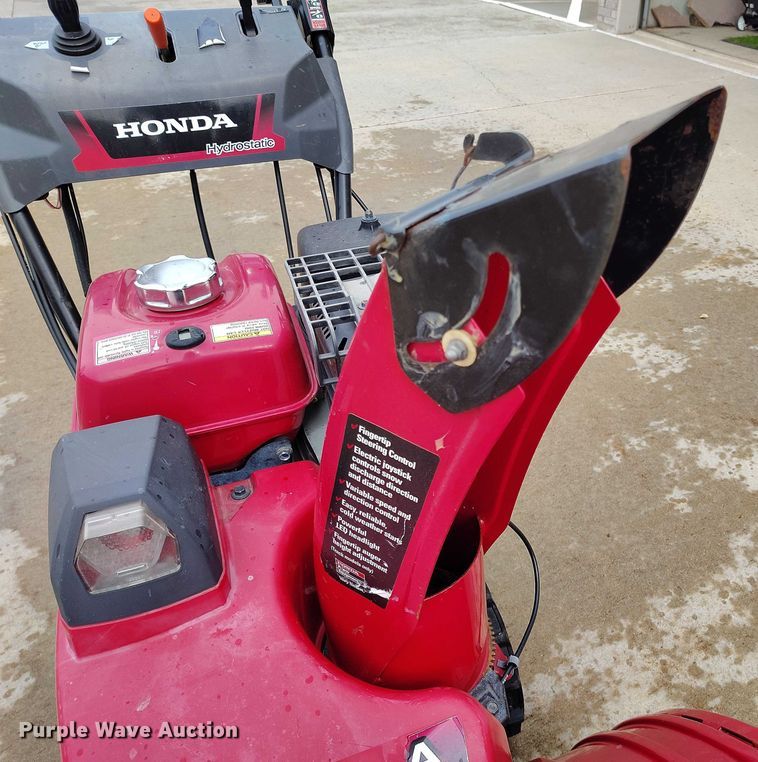 image for item IP9599 Honda HSS1332AAT   tracked snow blower