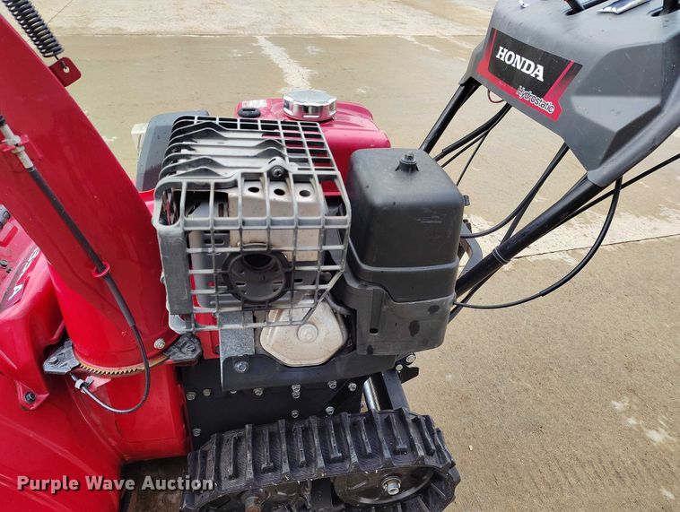 image for item IP9599 Honda HSS1332AAT   tracked snow blower