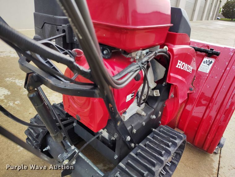 image for item IP9599 Honda HSS1332AAT   tracked snow blower