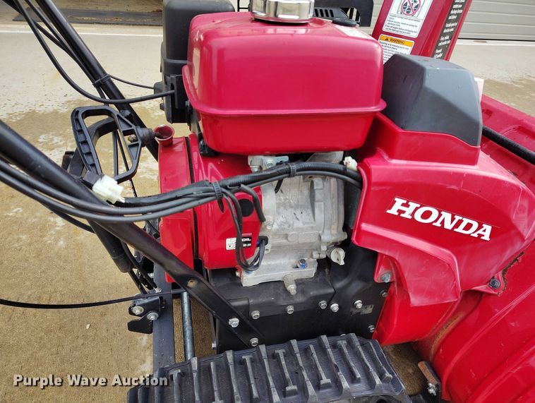 image for item IP9599 Honda HSS1332AAT   tracked snow blower