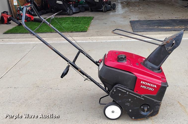 image for item IP9600 Honda HS720AMA  snow blower