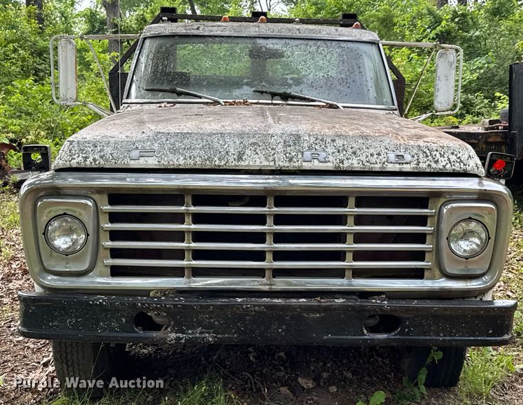 image for item JX9283 1973 Ford F700 rollback truck