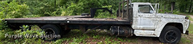 image for item JX9283 1973 Ford F700 rollback truck