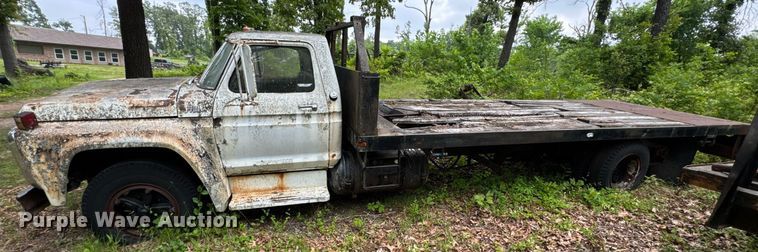 image for item JX9283 1973 Ford F700 rollback truck